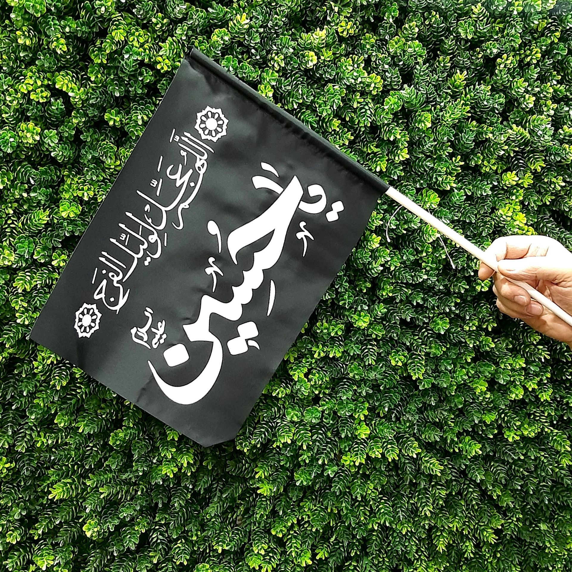 تصویر  پرچم دستی ساتن طرح یا حسین